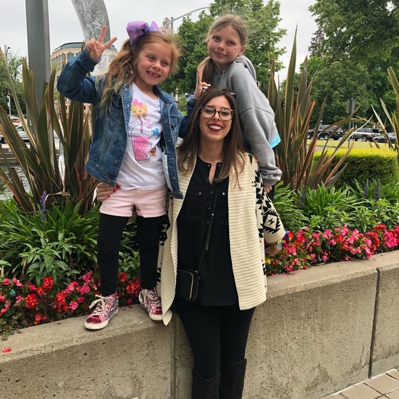 Meet your Posher, Nicole - Picture 1 of 1